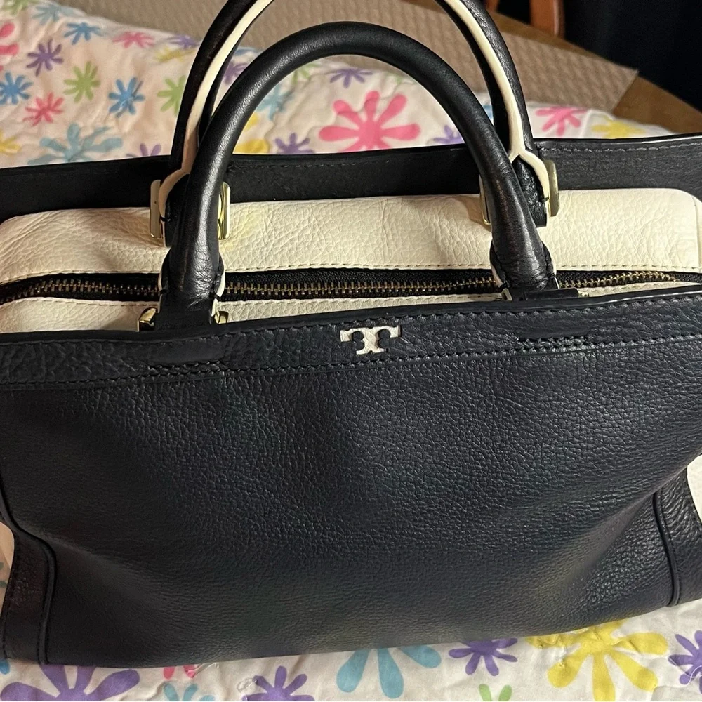 👜 😍Tory  Burch black and white Leather satchel